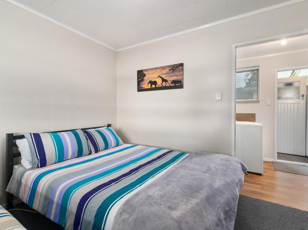 Relax Lakeside - Lake Rotoiti Bach ภายนอก รูปภาพ