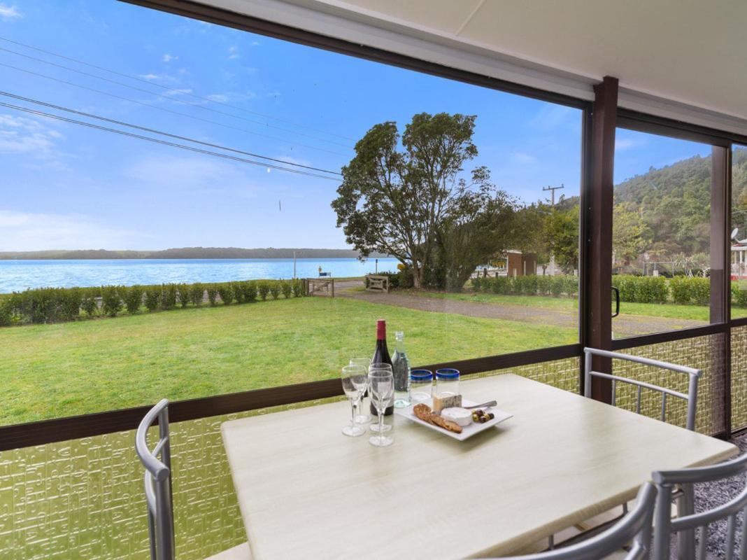Relax Lakeside - Lake Rotoiti Bach ภายนอก รูปภาพ